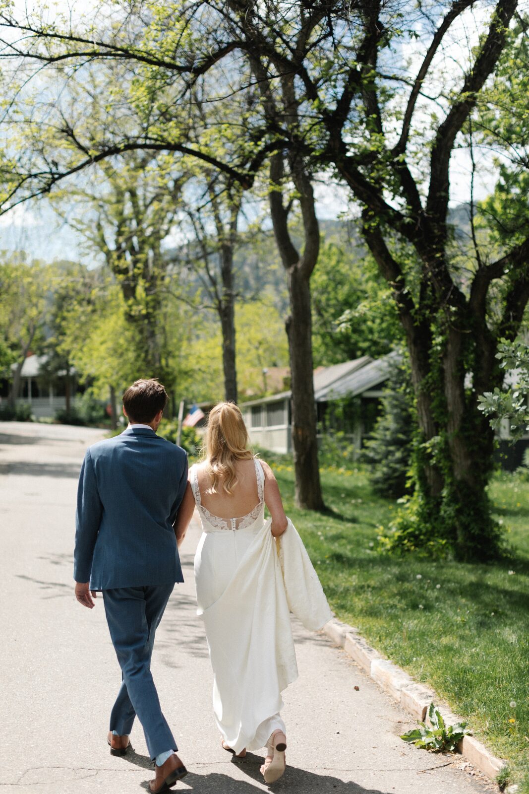 chautauqua lawn wedding, chautauqua dining hall, boulder wedding venues, spring wedding denver, spring wedding boulder, candid wedding photos, square neck wedding dress,